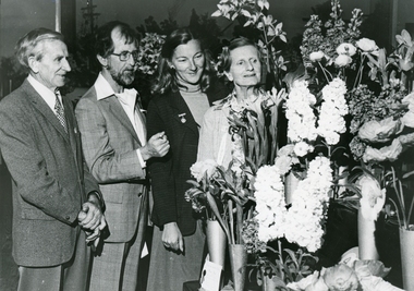 Photograph, Leader Associated Newspapers, Ringwood Garden Club floral display - Hartley Taylor, President, on left.  C.1988