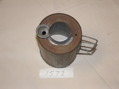 Metal circular bush kettle with handle