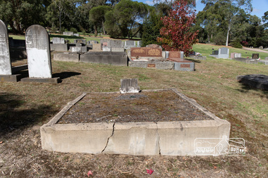 Photograph, Peter Pidgeon, Grave of Sarah and Phillip Shillinglaw, Eltham Cemetery, Victoria, 5 April 2021