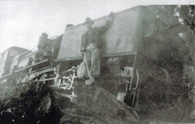Photograph, Victorian Railways, Crowes: G41 derailed at "Black Stump", 1942, 7 August 1942