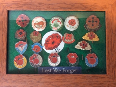 Artefact, Poppy Day badges
