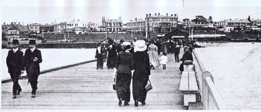 Photograph, St Kilda Pier. View of Esplanade from Pier 1915-16, c. 1915