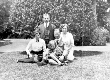 Photograph, Steele family members at 'Dalriada' (formerly 'Clifton'), 77 Union Road, Surrey Hills