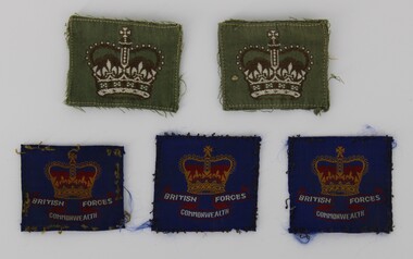 Uniform - Set of 5 cloth badges, 3 blue British Commonwealth Forces cloth badges and 2 olive green crown cloth badges