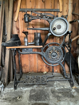 Boot making / Patcher machine.