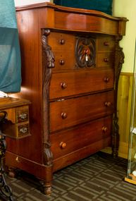 Furniture, mahogany chest of drawers 20thC
