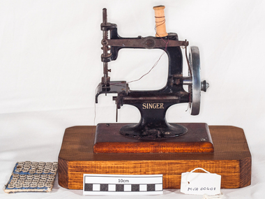Sewing Machine 'Singer' Model 20, c1920
