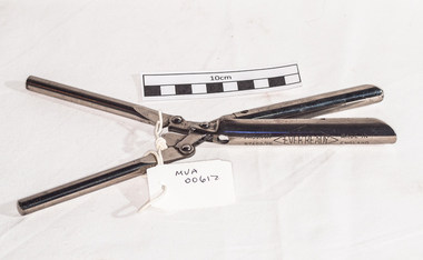 Toiletries, hair curling tongs, 20thC