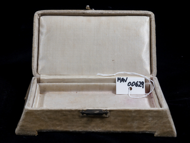 Jewellery, velvet covered box, c1900