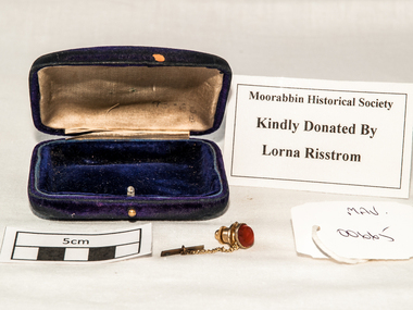 Jewellery, tie stud and chain and a small, velvet covered box, c1900
