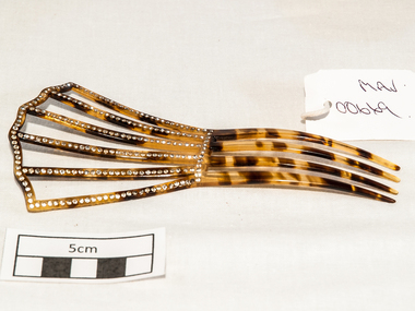 Personal Effects, lady's mantilla style haircomb, 20thC