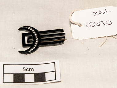 Jewellery, small plastic brooch, 20thC