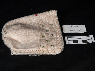 Clothing, baby's bonnet, c1900
