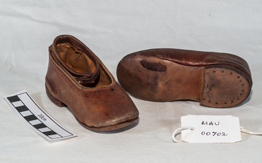 Clothing, child's brown shoes, c1900
