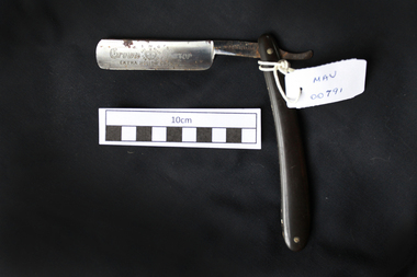 Personal Effects, cut-throat razor “Kings Crown’, 20thC