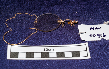 Personal Effects, lady’s  Pince-nez  ½ with fine gold chain, c1900