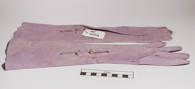 Clothing, lady's lilac kid gloves