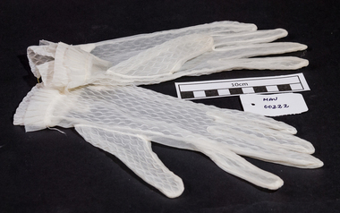  00222 Clothing, Lady's cream nylon gloves