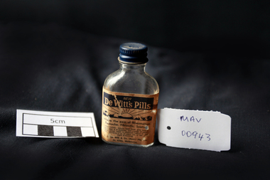Manufactured Glass, bottle of 'De Witts Pills', mid 20thC
