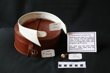 Accessory - Clothing, menswear 4 x  collars and studs with leather  box, early 20thC