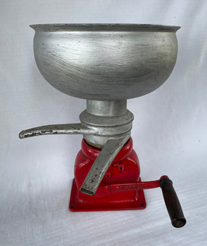 MILK CREAM HAND (MANUAL) CENTRIFUGAL SEPARATOR - red