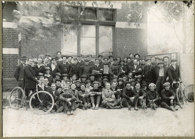 F6  36  MAV 00575  Cycling Group Chelt. c1910