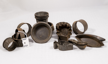 Kitchen Equipment, assorted metal pastry cutters 20thC, 20thC