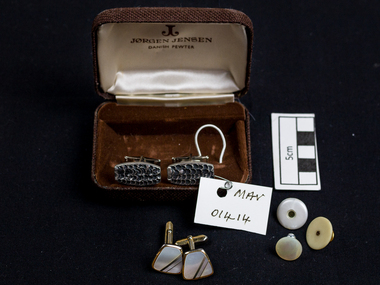 Jewellery, Man's Cufflinks x 2 pair in a velvet box, c1960
