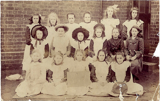 No. 2083 - The two girls in the 2nd row with the wide brim hats are the Grewar twins, Lavina (1893-1959) and Christina (1893-1957)