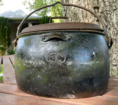 2½ gallon cast iron boiling pot
