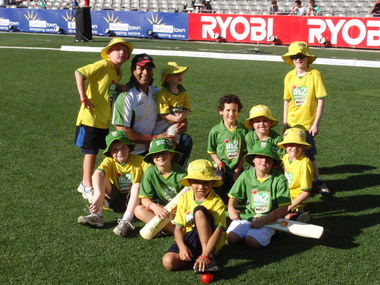 Blackburn Milo in2 Cricket kids at Melbourne Renegades