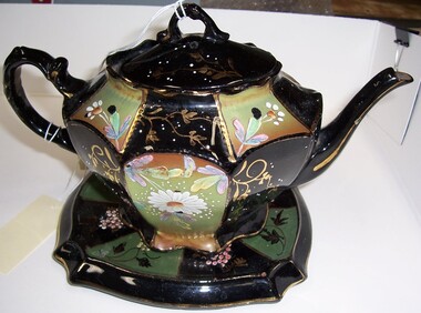 Functional object - Teapot and Stand, 1906
