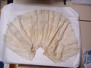 Clothing - Childs Cape, 1900-1910