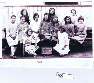 Photograph - Digital image, Greensborough Primary School Gr2062 1923 Rounders Team and Grades 1-2, 09/03/1923