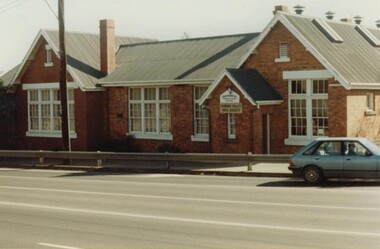 Photograph - Digital Image, Greensborough Primary School Gr2062 with Diamond Valley Arts Society Sign, 1998c