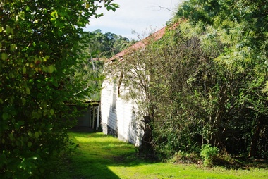 Photograph - Digital Image, 14 Poulter Avenue [exterior, side of house and garden], 21/05/2014