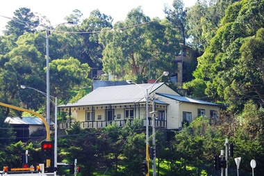 Photograph - Digital image, Dr Woods House corner St Helena and Diamond Creek Roads Greensborough, 21/05/2014
