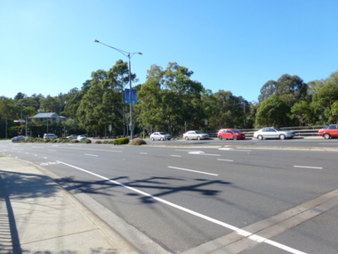Photograph - Digital image, House corner Diamond Creek and St Helena Roads [Greensborough], 02/05/2013