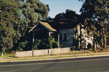 Photograph - Digital image, Frank Solomon, Mountainview Road Briar Hill: old house 1, 2010c