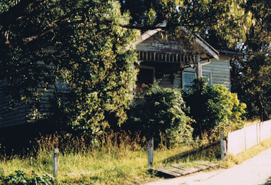 Photograph - Digital image, Frank Solomon, Mountainview Road Briar Hill: old house 4, 2010c