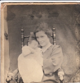 Photograph - Digital image, John Gibson et al, Isabel Luxford with baby Jean, early 1920s, 1920s