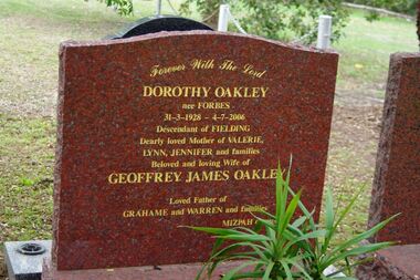 Photograph - Digital image, Marilyn Smith, Grave of Dorothy Oakley, St Helena Cemetery, 04/07/2006