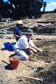 Photograph, Jan Macdonald, Volunteers at the Viewbank Homestead dig, 1999