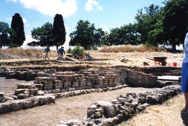 Photograph, Jan Macdonald, Excavated brickwork at Viewbank Homestead dig, 1999