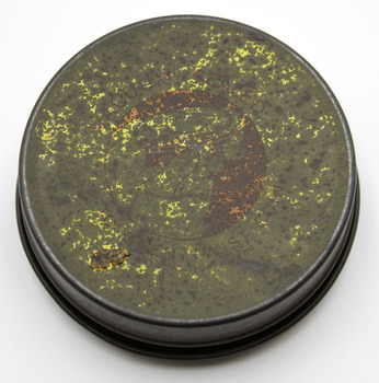 Round Log Cabin tobacco tin - base