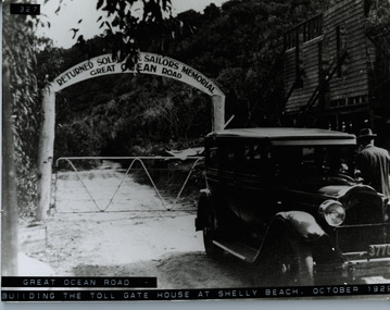 Building Tollgate House at Shelly Beach 1929