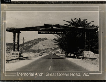 Memorial Arch Great Ocean Road looking south