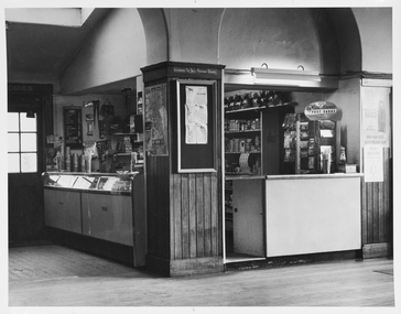 Black and white photograph of the interior of the Flinders Street building showing the bar in the hall around 1960.