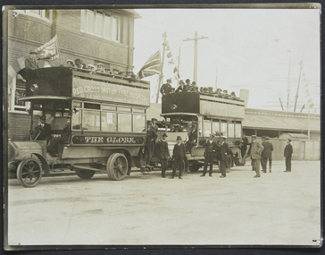 Seamen gathering in front of the Siddeleyt St mission where two motor vehicles are taking them to a picnic on Christmas Day 1913