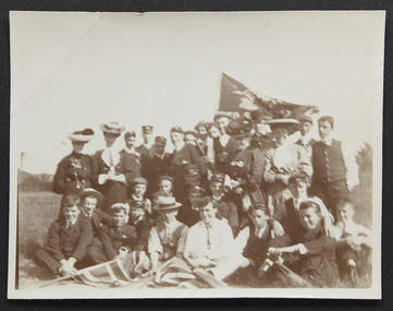 Photograph, 1905 King's Birthday Picnic in Graylings St Kilda, 13 November 1905